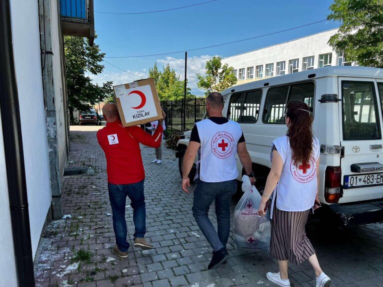 Kryqi i Kuq i Kosovës dhe Gjysmëhëna e Kuqe Turke, kanë shpërndarë veshmbathje për familjet nevojtare.