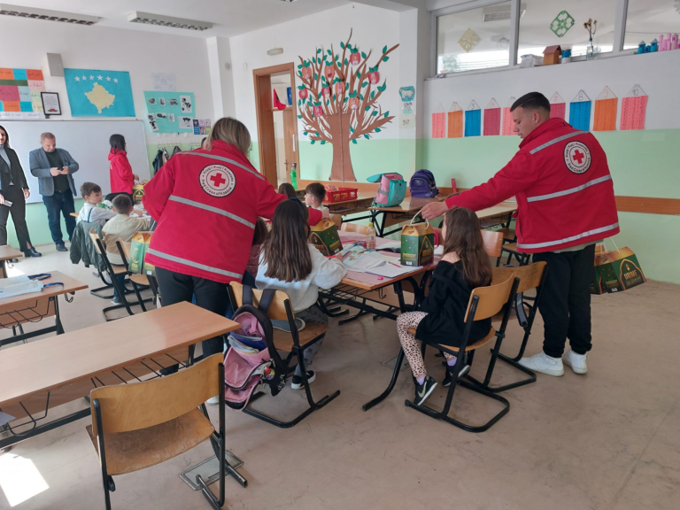 Kryqi i Kuq i Kosovës gëzon nxënësit me dhurata