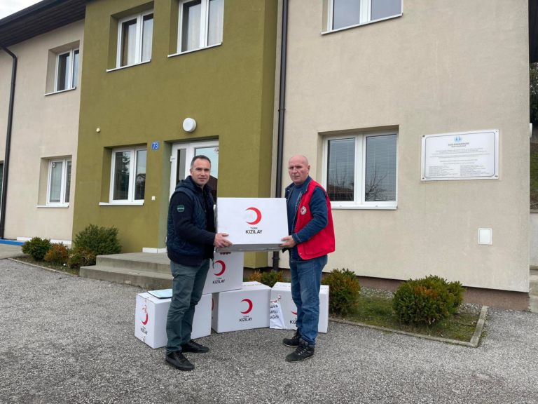 Kryqi i Kuq i Kosovës dhuroi pesë pako me lodra për fëmijë në <a href=