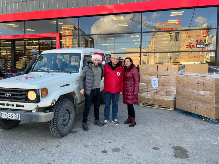 “Vrapo babadimër” me Kryqin e Kuq të Kosovës ka shpërndahen  700 dhurata për ata të cilët kanë nevojë