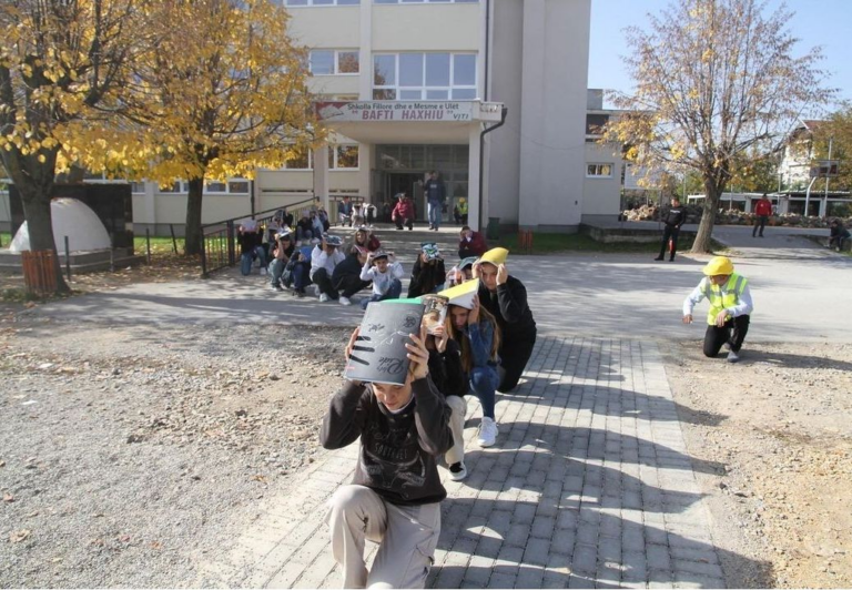 Në shkollën “Bafti Haxhiu” në Viti u mbajt një demonstrim për testimin e kapaciteteve në rast të tërmeteve