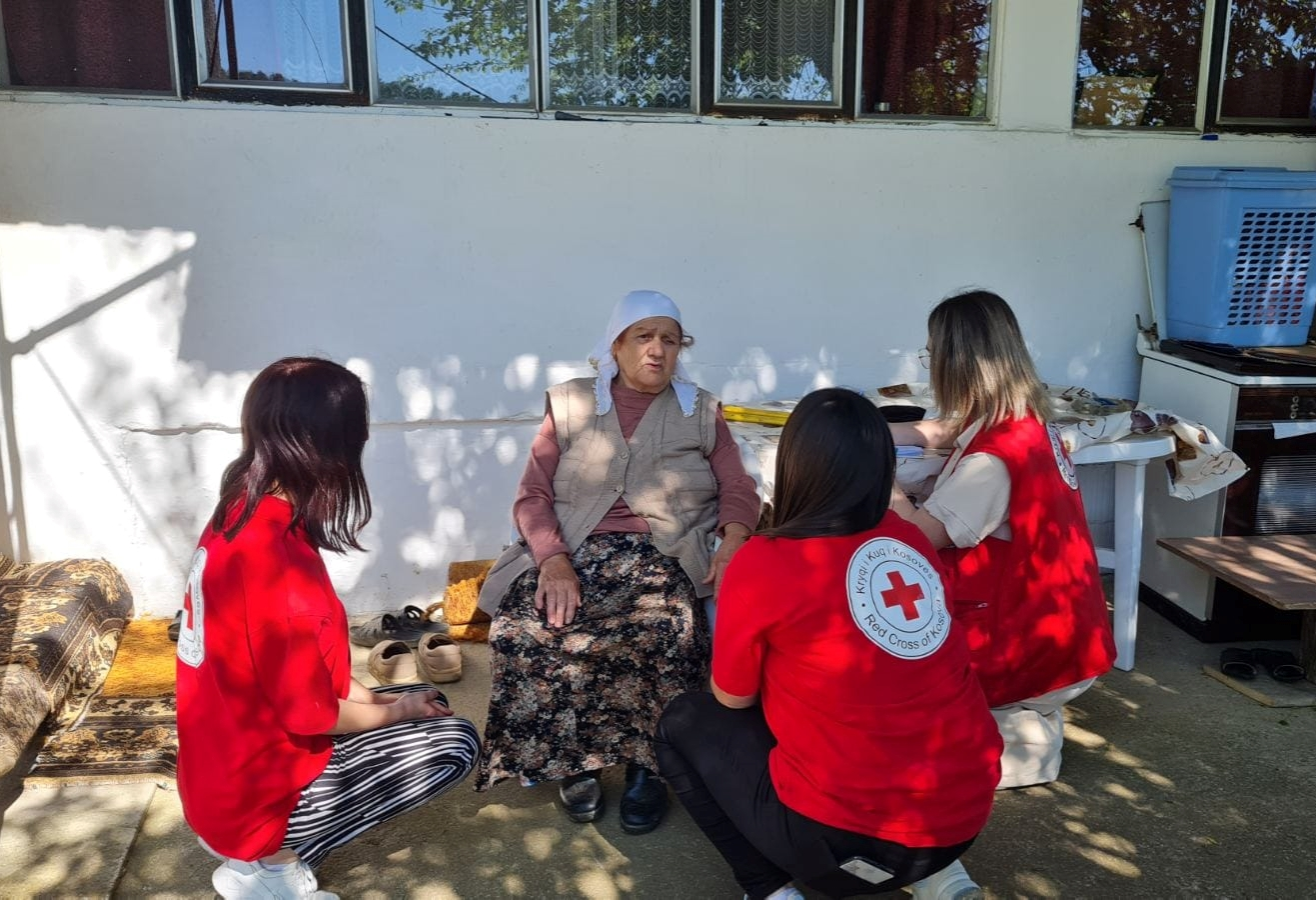 Read more about the article 500 Persona të moshuar të vetmuar përkrahen nga Kryqi i Kuq i Kosovës