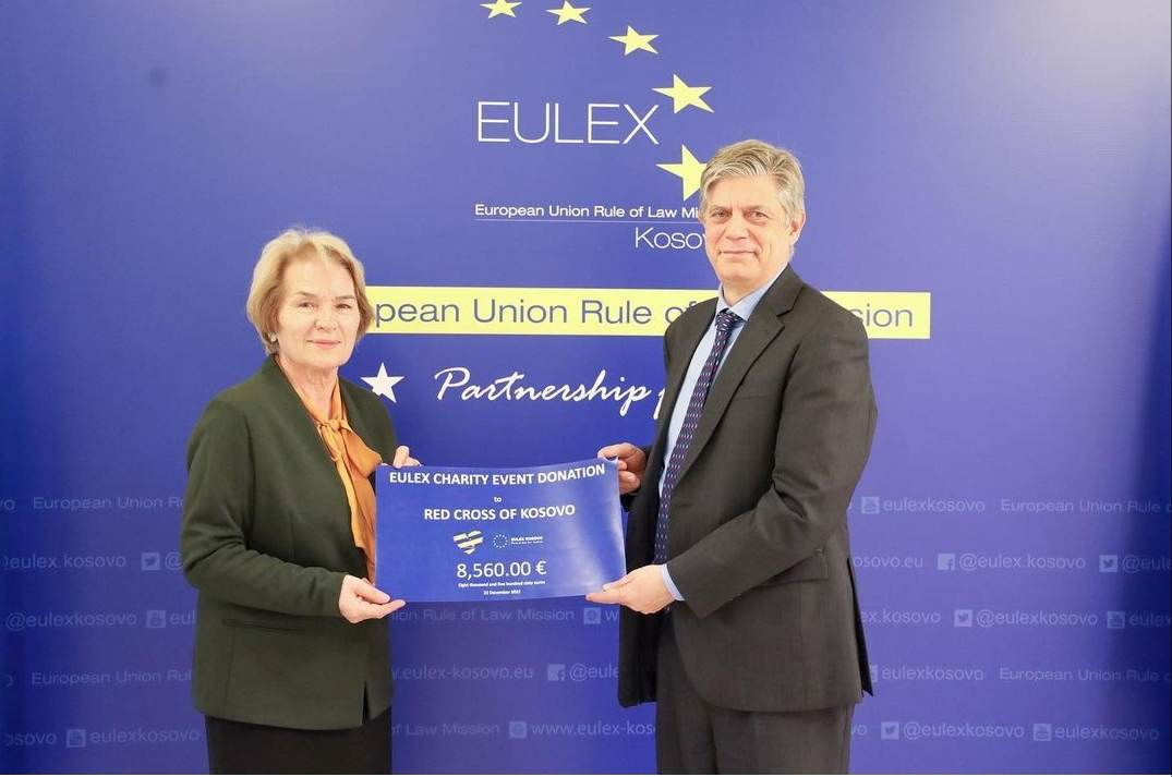 Read more about the article EULEX ka grumbulluar 8,560.00€ gjatë organizimit të fund vitit për bamirësi për të mbështetur familjet nevojtare përmes Kryqit të Kuq të Kosovës