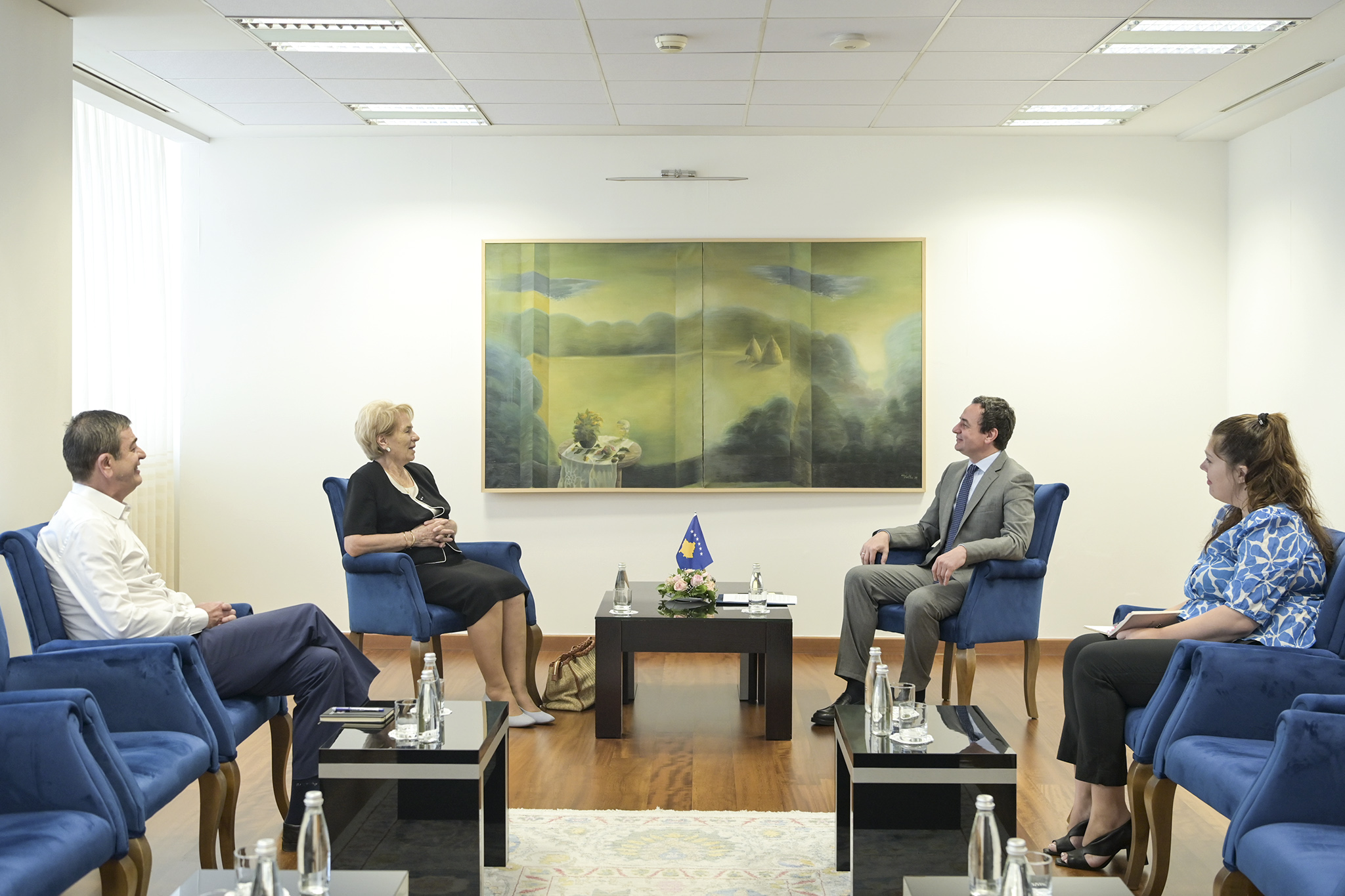 Read more about the article Kryeministri Kurti priti në takim Kryetaren e Shoqatës së Kryqit të Kuq, Feride Hyseni